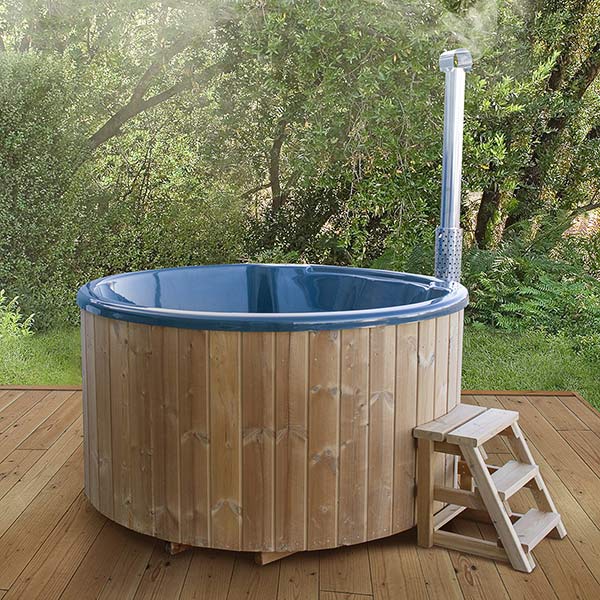 Round hot tub with integrated stove